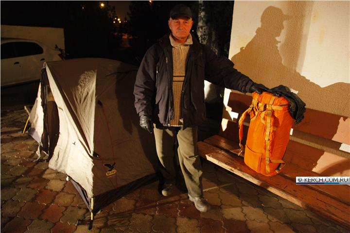 Жители Керчи с ночи выстраиваются в очередь в управление Пенсионного фонда [Фото] фото 2