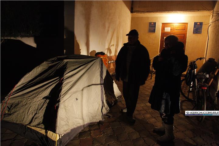 Жители Керчи с ночи выстраиваются в очередь в управление Пенсионного фонда [Фото] фото 1