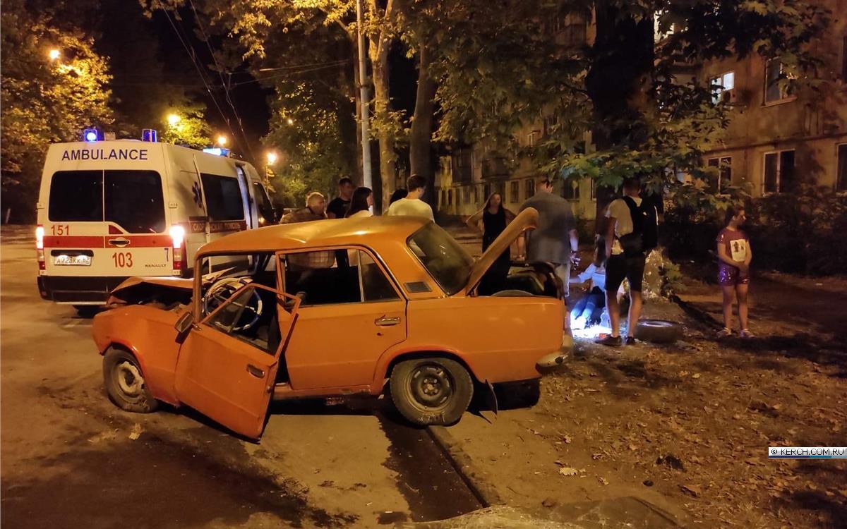 В Керчи автомобиль врезался в дерево (фото) | 16.07.2020 | Керчь -  БезФормата