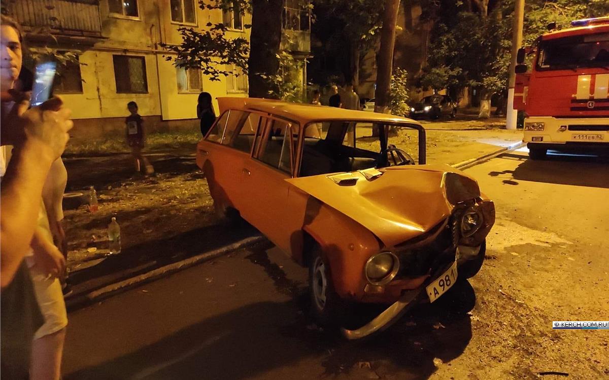 В Керчи автомобиль врезался в дерево (фото) | 16.07.2020 | Керчь -  БезФормата